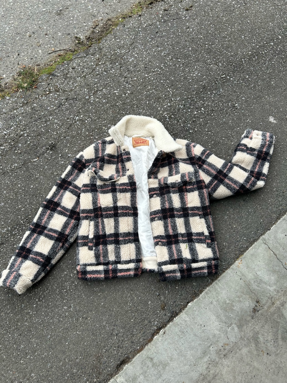 Authentic Levi’s Plaid Sherpa Coat - Cream & Black with Pink Accents size Small